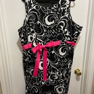 Sleeveless black and white pattern dress